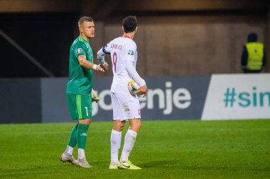 Riga, Letonya. 10 Ekim 2019. Andris Vanins (L) ve Robert Lewandoski (R), Letonya milli takımı ile Polonya milli takımı arasındaki Uefa Euro 2020 ön eleme maçından sonra.