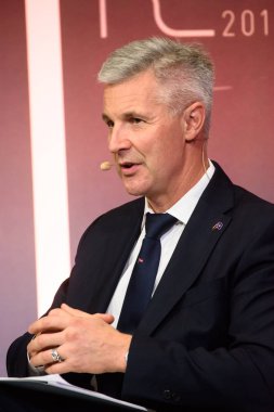 RIGA, LATVIA. 3 Mayıs 2020. Scrabble oyununda COVID adı. Scrabble, iki ila dört oyuncunun kiremit yerleştirerek puan aldığı bir kelime oyunudur..