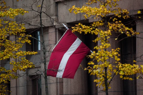 Ρίγα Λετονία Οκτωβρίου 2019 Σημαία Της Λετονίας Κρεμασμένη Μπροστά Από — Φωτογραφία Αρχείου