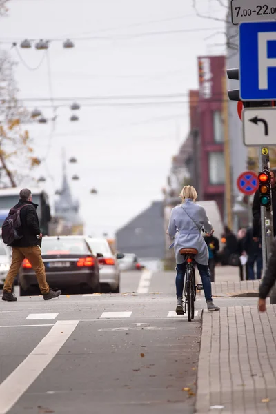 라트비아의 2019 자전거를 부인은 녹색의 불빛을 만나기 길에서 기다립니다 뒤에서 — 스톡 사진