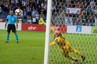Riga, Letonya. 17 Temmuz 2019 'da. Maçın baş hakemi Dimitar Meckarovski (L) ve takım kalecisi Gary Rogers (R), Riga Fc ile Dundalk Fc arasında oynanan Uefa Şampiyonlar Ligi 1. tur 2. ayak futbol maçında. Skonto Stadyumu, Riga