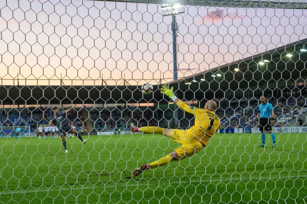 Riga, Letonya. 17 Temmuz 2019 'da. Riga Fc takımından Vladislavs Gabovs (L), Uefa Şampiyonlar Ligi 1. raundunda Riga Fc ve Dundalk Fc arasında oynanan 2. Skonto Stadyumu, Riga