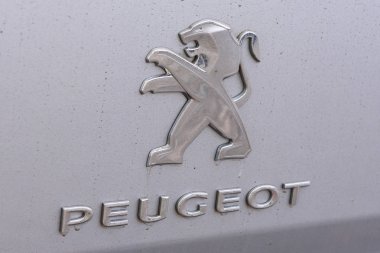Riga, Letonya. 27 Şubat 2019. Peugeot aracının logosu. Peugeot Fransız otomotiv üreticisi, Groupe Psa 'nın bir parçası..