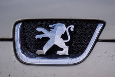 Riga, Letonya. 17 Eylül 2019. Peugeot aracının logosu. Peugeot Fransız otomotiv üreticisi, Groupe Psa 'nın bir parçası..