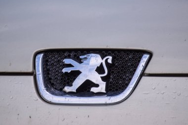 Riga, Letonya. 17 Eylül 2019. Peugeot aracının logosu. Peugeot Fransız otomotiv üreticisi, Groupe Psa 'nın bir parçası..