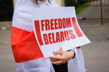 RIGA, LATVIA. 29 Haziran 2020. Devam eden baskılara karşı protestolar ve Beyaz Rusya cumhurbaşkanlığı seçimleri sırasında özgür ve adil seçimler çağrısı. Letonya 'daki Beyaz Rusya Büyükelçiliği.