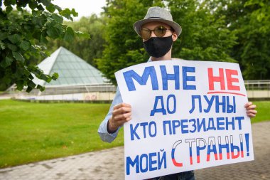 RIGA, LATVIA. 30 Haziran 2020. Rusya 'daki anayasa değişikliklerini protesto etmek ve Rus toplumunu desteklemek için Rus halkıyla dayanışma gösteriyorlar. Letonya 'daki Rusya Büyükelçiliği