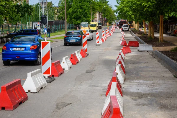 RIGA, LATVIA. 3 Haziran 2020. Bariyerler ve koniler yolda, yol onarımı sırasında.