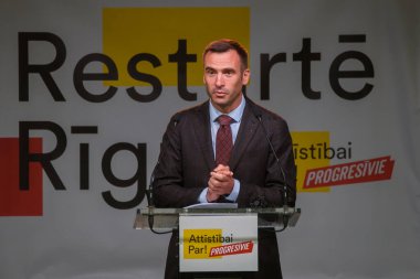 RIGA, LATVIA. 25 Temmuz 2020. Riga Belediye Başkanı adayı Martins Stakis, açık hava konferansında.