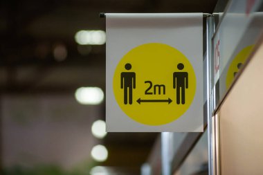 RIGA, LATVIA. 12 Eylül 2020. Uluslararası RIGA Gıda 2020 sergisinde 2 metre sosyal mesafe işareti.