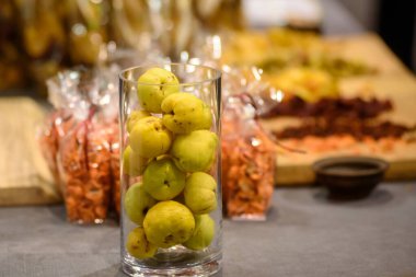 RIGA, LATVIA. 12 Eylül 2020. Uluslararası RIGA Gıda 2020 sergisinde ayva meyvesi.