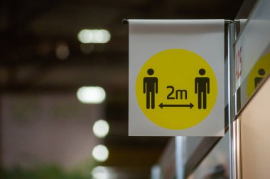 RIGA, LATVIA. 12 Eylül 2020. Uluslararası RIGA Gıda 2020 sergisinde 2 metre sosyal mesafe işareti.