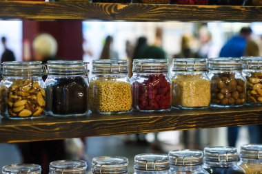 RIGA, LATVIA. 12 Eylül 2020. Uluslararası RIGA Gıda 2020 sergisinde fındık, böğürtlen ve tohumlar kavanozda.