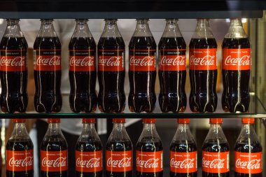 RIGA, LATVIA. 12 Eylül 2020. Seçici odak fotoğrafı. Plastik CocaCola şişeleri. Coca-Cola Company tarafından üretilen karbonatlı bir meşrubat. Uluslararası RIGA Gıda 2020 Sergisi.