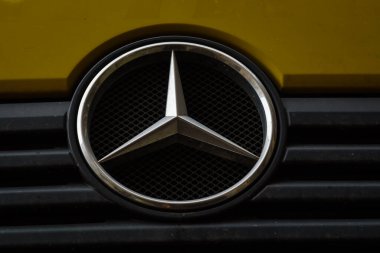 RIGA, LATVIA. 21 Eylül 2020. Mercedes Benz Ateco kamyonu çöp konteynırıyla avluda asfalta çarpmış..