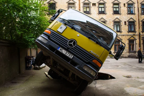 Riga Latvia Septiembre 2020 Camión Mercedes Benz Ateco Con Contenedor —  Fotos de Stock