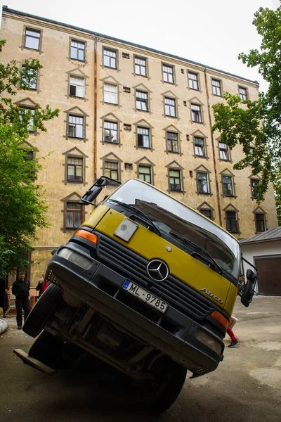 Riga Latvia Septiembre 2020 Camión Mercedes Benz Ateco Con Contenedor —  Fotos de Stock