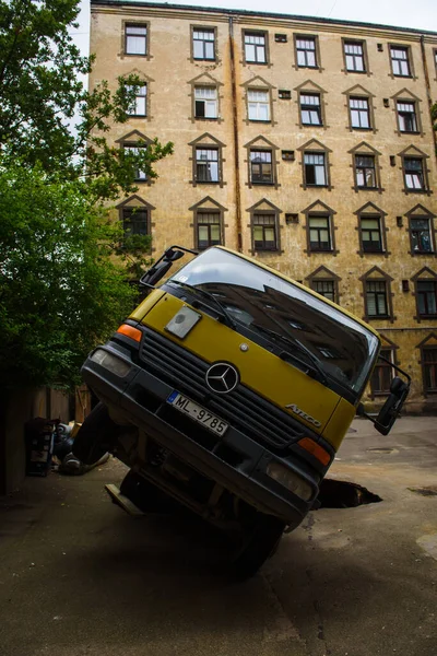 Riga Lettland September 2020 Mercedes Benz Ateco Mit Bauschuttcontainer Krachte — Stockfoto