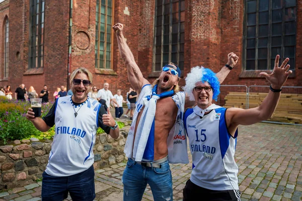 RIGA, LATVIA. 6 Eylül 2025. Riga 'daki Fin basketbol taraftarları FIBA EUROBASKET 2025 Sırbistan maçından önce eski kentte.