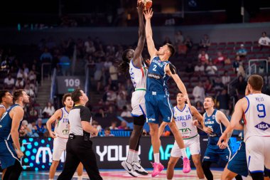 RIGA, LATVIA. 7 Eylül 2025. Mouhamet Diouf (L) ve Martin Krampelj (R), FIBA EUROBASKET 2025 basketbol karşılaşmasında milli takım Slovenya ve milli takım İtalya arasında oynadılar..