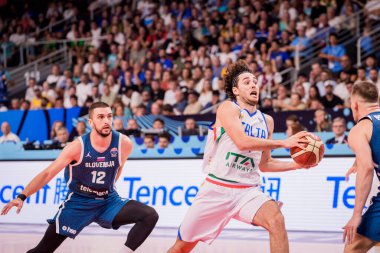 RIGA, LATVIA. 7 Eylül 2025. Rok Radoviç (L) ve Alessandro Pajola (C), FIBA EUROBASKET 2025 yılında milli takım Slovenya ve milli takım İtalya arasında oynanan basketbol maçında.