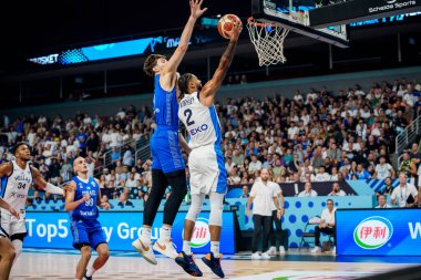 RIGA, LATVIA. 7 Eylül 2025. Roman Sorkin (L) ve Tyler Dorsey (R), FIBA EUROBASKET 2025 'te milli takım Yunanistan ve İsrail milli takımı arasında oynanan basketbol maçında.