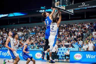 RIGA, LATVIA. 7 Eylül 2025. Roman Sorkin (L) ve Tyler Dorsey (R), FIBA EUROBASKET 2025 'te milli takım Yunanistan ve İsrail milli takımı arasında oynanan basketbol maçında.