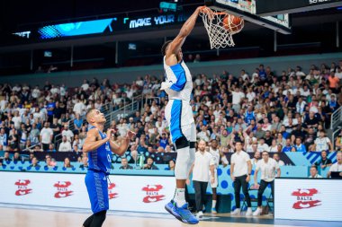 RIGA, LATVIA. 7 Eylül 2025. Yam Madar (L) ve Giannis Antetokounmpo (R), FIBA EUROBASKET 2025 basketbol karşılaşması Yunanistan ve İsrail milli takımı arasında.