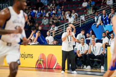 RIGA, LATVIA. 7 Eylül 2025. İsrail teknik direktörü Ariel Beit-Halahmy, FIBA EUROBASKET 2025 basketbol maçında Yunanistan ve İsrail milli takımı arasında oynamıştır..