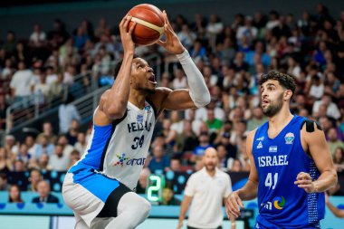 RIGA, LATVIA. 7 Eylül 2025. Giannis Antetokounmpo ve Tomer Ginat