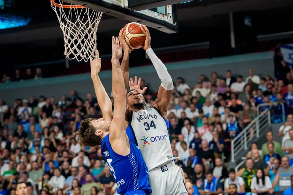 RIGA, LATVIA. 7 Eylül 2025. Roman Sorkin (L) ve Giannis Antetokounmpo (R), FIBA EUROBASKET 2025 basketbol karşılaşması Yunanistan ve İsrail milli takımı arasında.