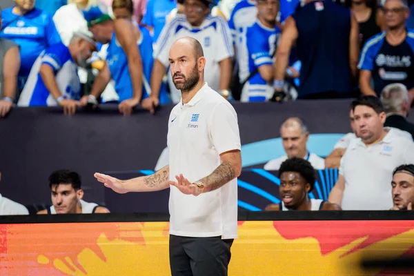RIGA, LATVIA. 7 Eylül 2025. FIBA EUROBASKET 2025 basketbol karşılaşmasında Yunanistan teknik direktörü Vasileios Spanoulis (R), Yunanistan milli takımı ile İsrail milli takımı arasında oynanan karşılaşmada.