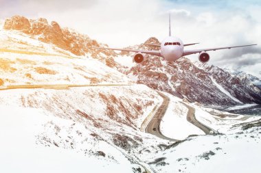 Kar dağ arka plan üzerinde kızartma uçak