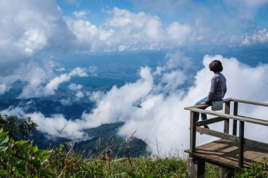 Genç kadın görmek güzel manzara dağ chaingmai Tayland içinde