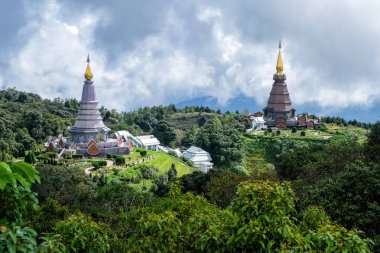 Chaingmai, Tayland Doi Inthanon dağda iki pagodadan gün ışığı manzara.