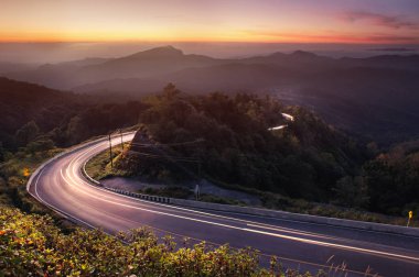Güzel kış manzarası ile dağ sunrise
