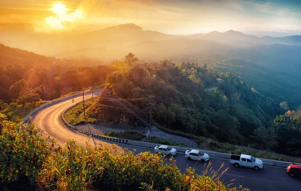 Güzel kış manzarası ile dağ sunrise