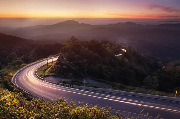 Güzel kış manzarası ile dağ sunrise