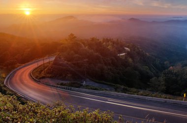Güzel kış gündoğumu manzara bakış açısı, Doi Inthanon Chiang Mai Tayland km.41