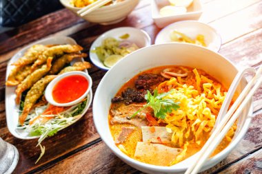 Kuzey Tayland Curried şehriye çorbası (Khao soi) tavuk eti ve baharatlı Hindistan cevizi sütü ile 
