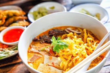 Kuzey Tayland Curried şehriye çorbası (Khao soi) tavuk eti ve baharatlı Hindistan cevizi sütü ile 