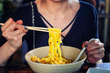 Kuzey Tayland Curried şehriye çorbası (Khao soi) tavuk eti ve baharatlı Hindistan cevizi sütü ile 