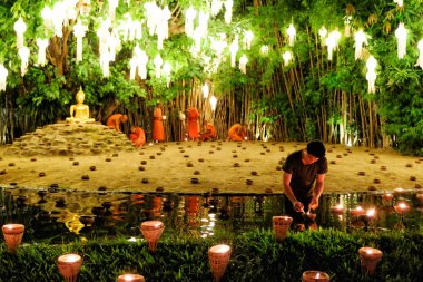 Chiang Mai Tayland - 14 Kasım: dua Wat Phan Tao Loy Krathong Festivali'nde için 14 Kasım 2016 Chiang Mai, Tayland Budist rahipler.