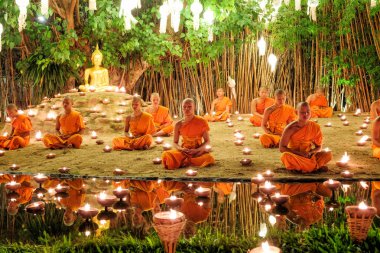 Chiang Mai Tayland - 14 Kasım: dua Wat Phan Tao Loy Krathong Festivali'nde için 14 Kasım 2016 Chiang Mai, Tayland Budist rahipler.