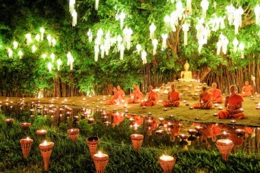 Chiang Mai Tayland - 14 Kasım: dua Wat Phan Tao Loy Krathong Festivali'nde için 14 Kasım 2016 Chiang Mai, Tayland Budist rahipler.