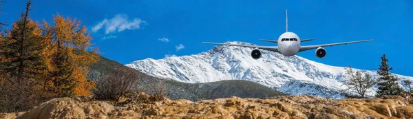 Flugzeug Braten Über Dem Schnee Berg Hintergrund — Stockfoto