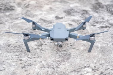 Siyah dron toprağa açılış