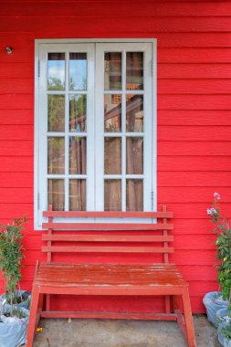 Kırmızı ev ve beyaz pencere 