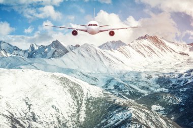 Kar dağ arka plan üzerinde kızartma uçak