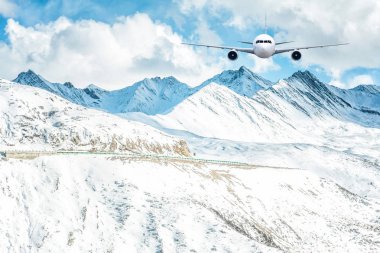 Kar dağ arka plan üzerinde kızartma uçak